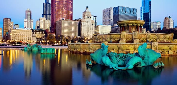 buckingham fountain in downtown chicago